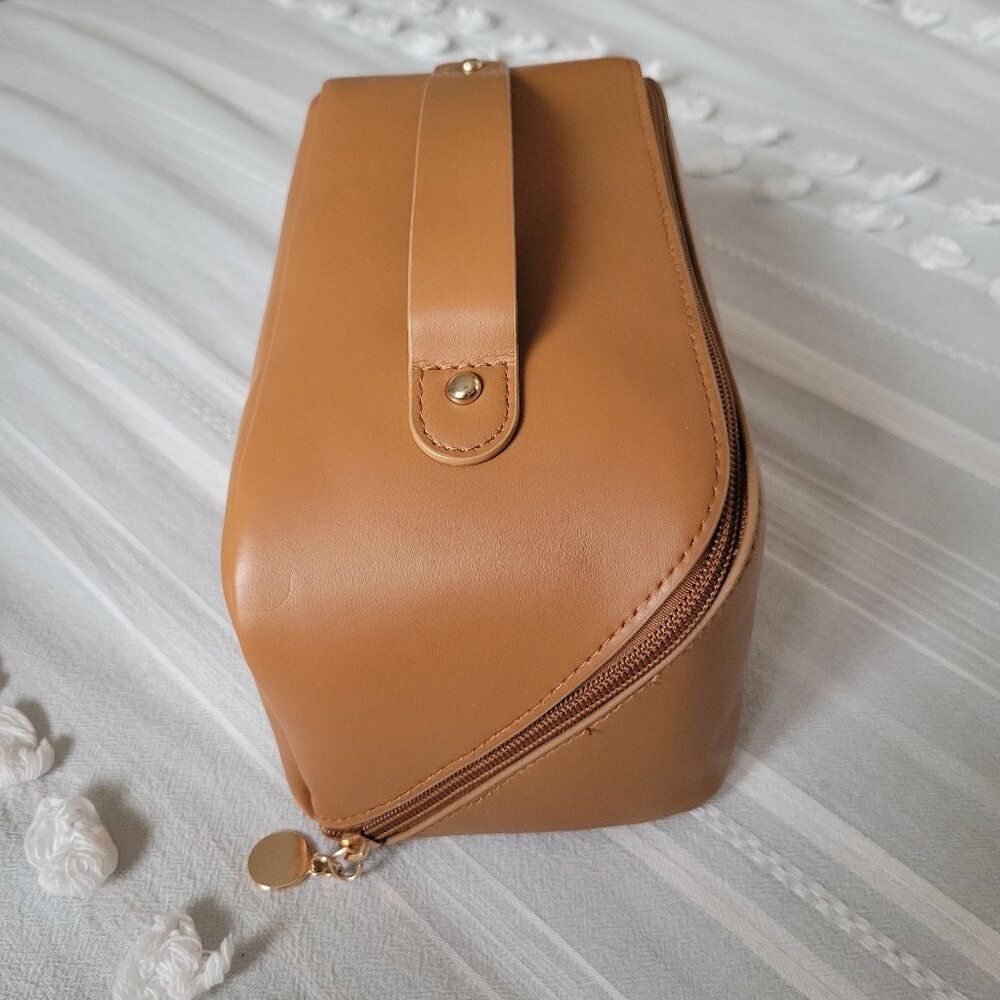 Large Capacity Travel Cosmetic Bag Gold Hardware Camel Minimalist Old Money Chic - Picture 2 of 8